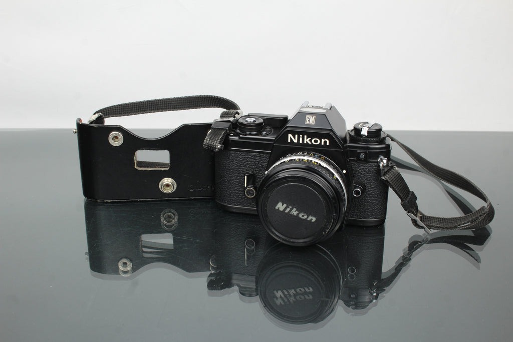 Nikon EM + 50mm 1:1.8 Sraith E lionsa