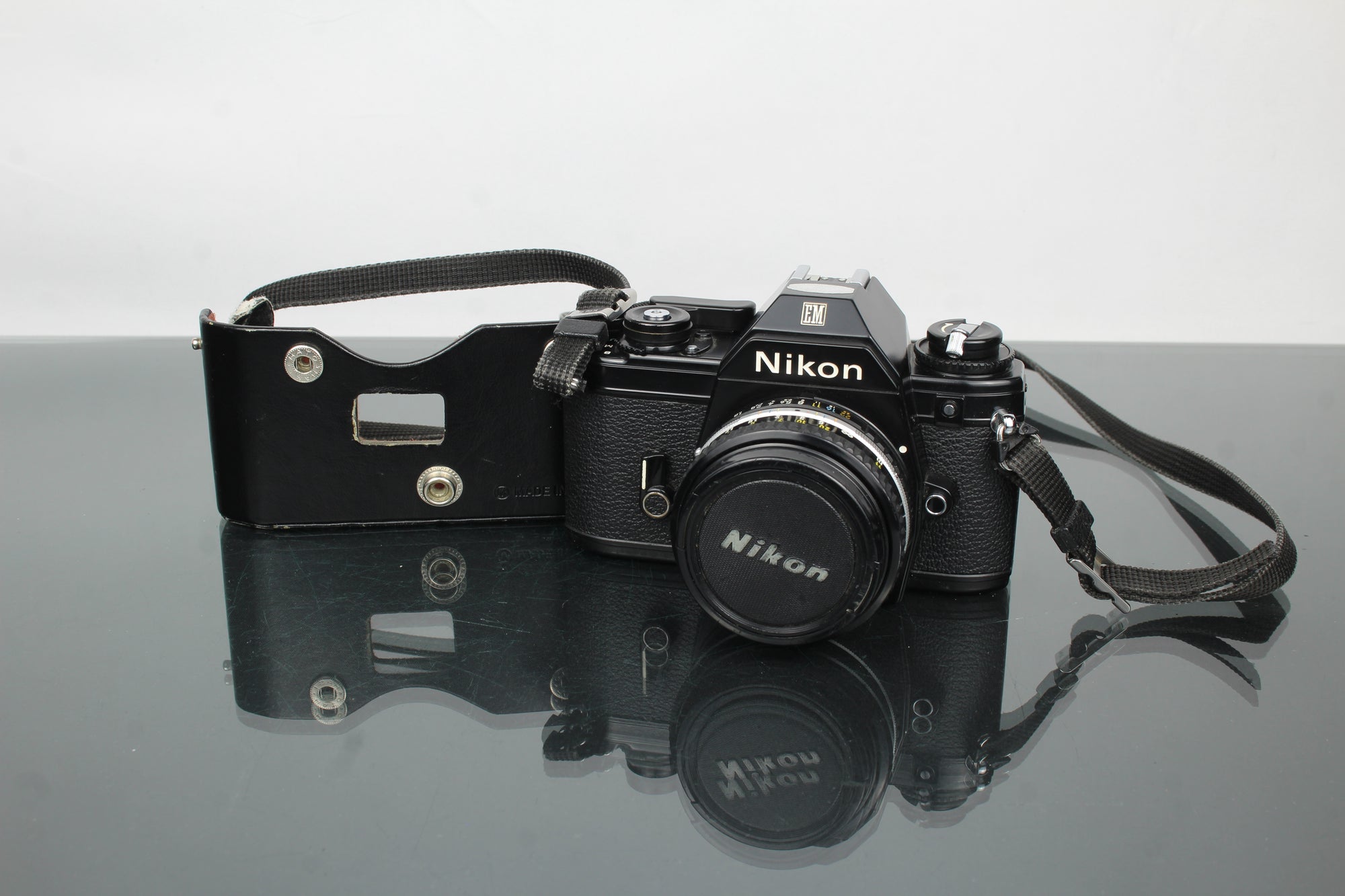Nikon EM + 50mm 1:1.8 Sraith E lionsa