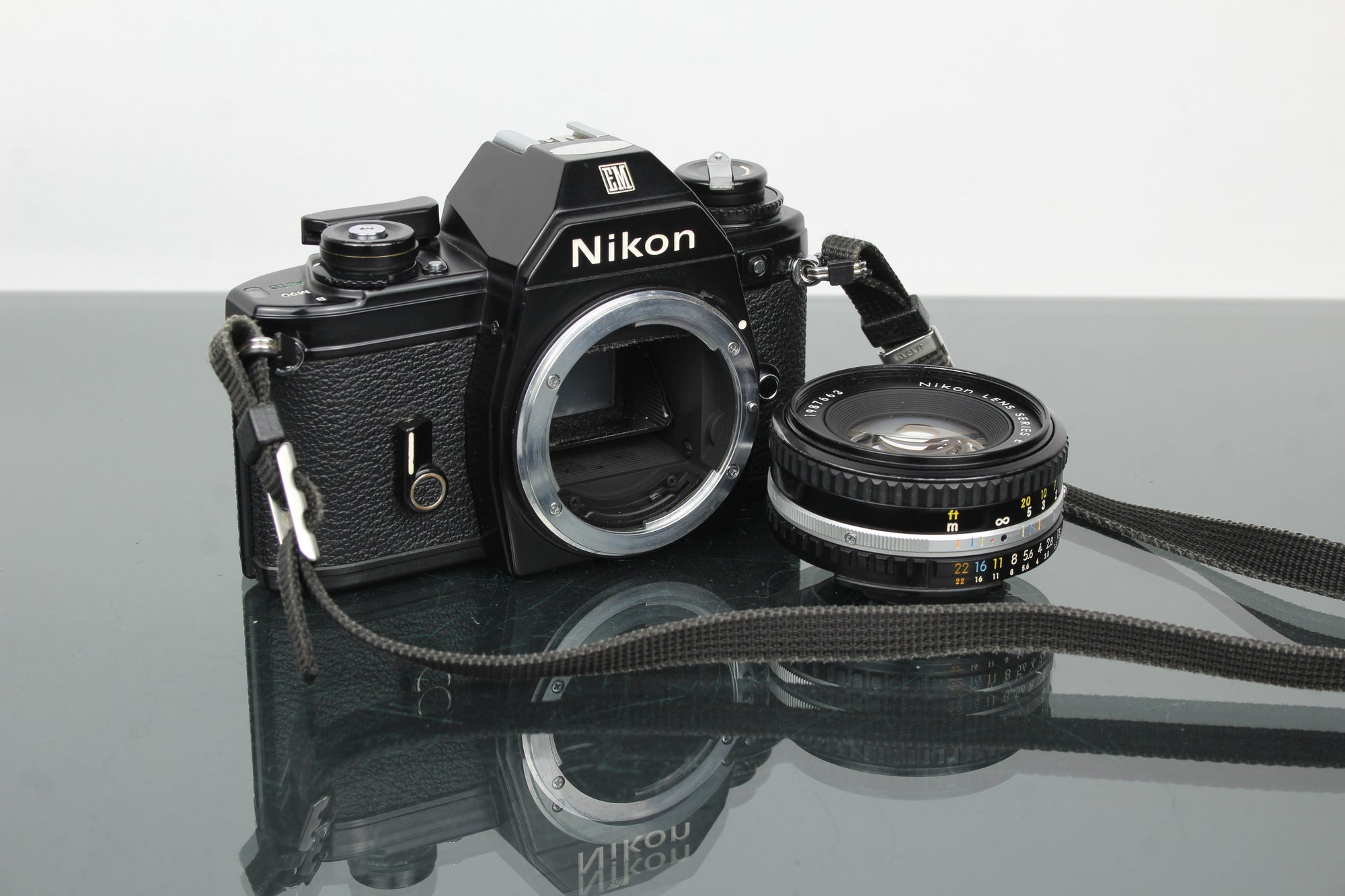 Nikon EM + 50mm 1:1.8 Sraith E lionsa