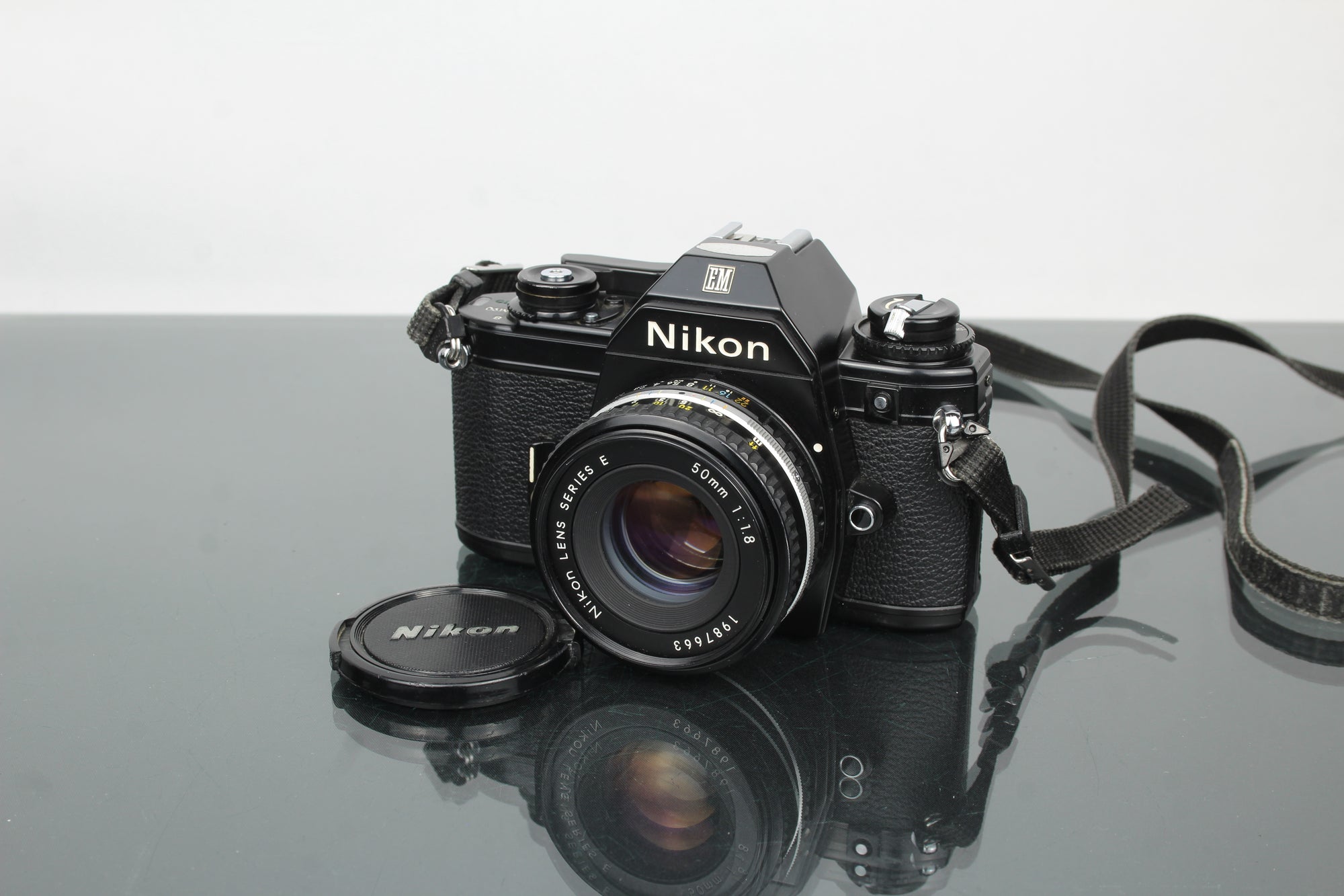 Nikon EM + 50mm 1:1.8 Sraith E lionsa