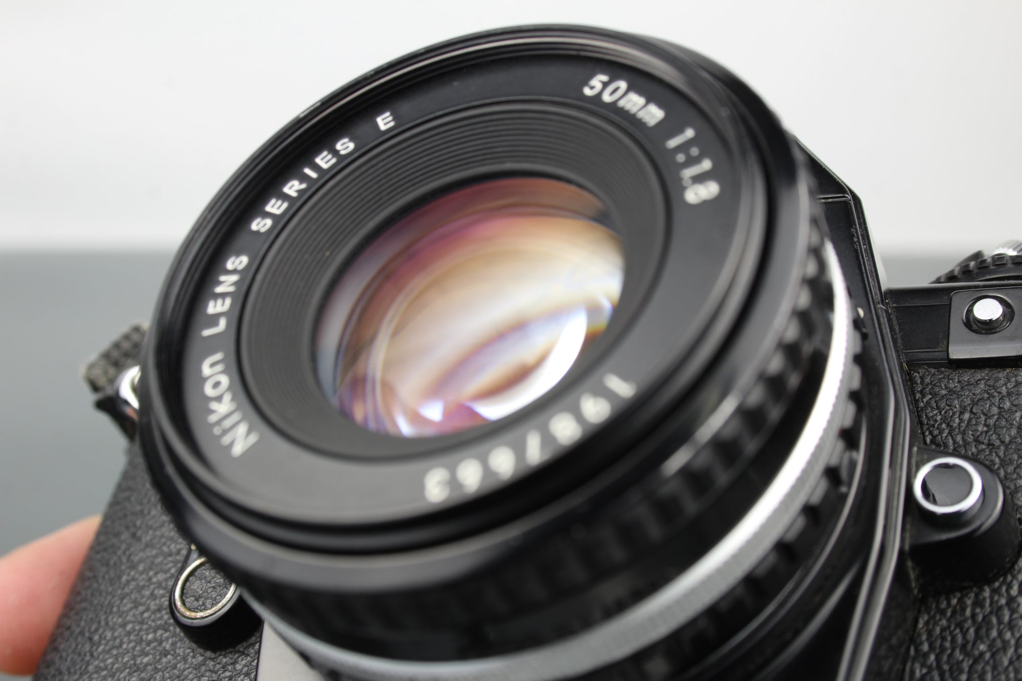 Nikon EM + 50mm 1:1.8 Sraith E lionsa