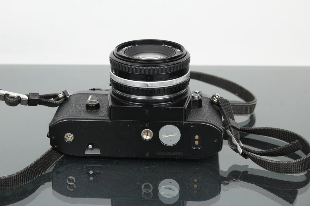 Nikon EM + 50mm 1:1.8 Sraith E lionsa