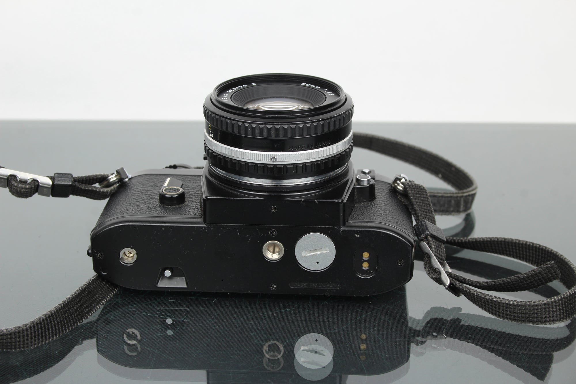 Nikon EM + 50mm 1:1.8 Sraith E lionsa