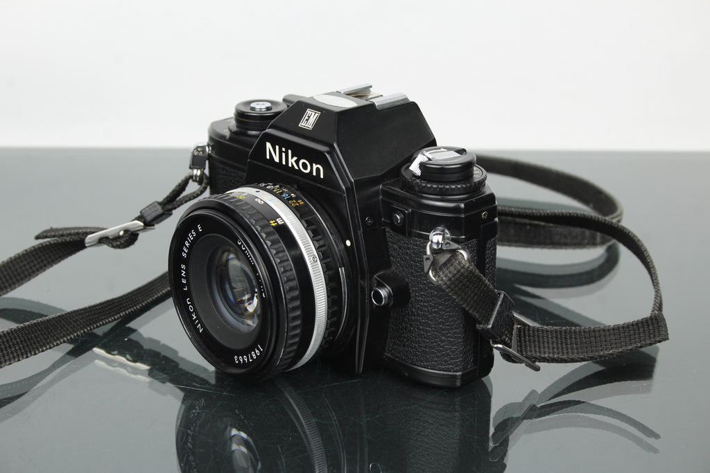 Nikon EM + 50mm 1:1.8 Sraith E lionsa