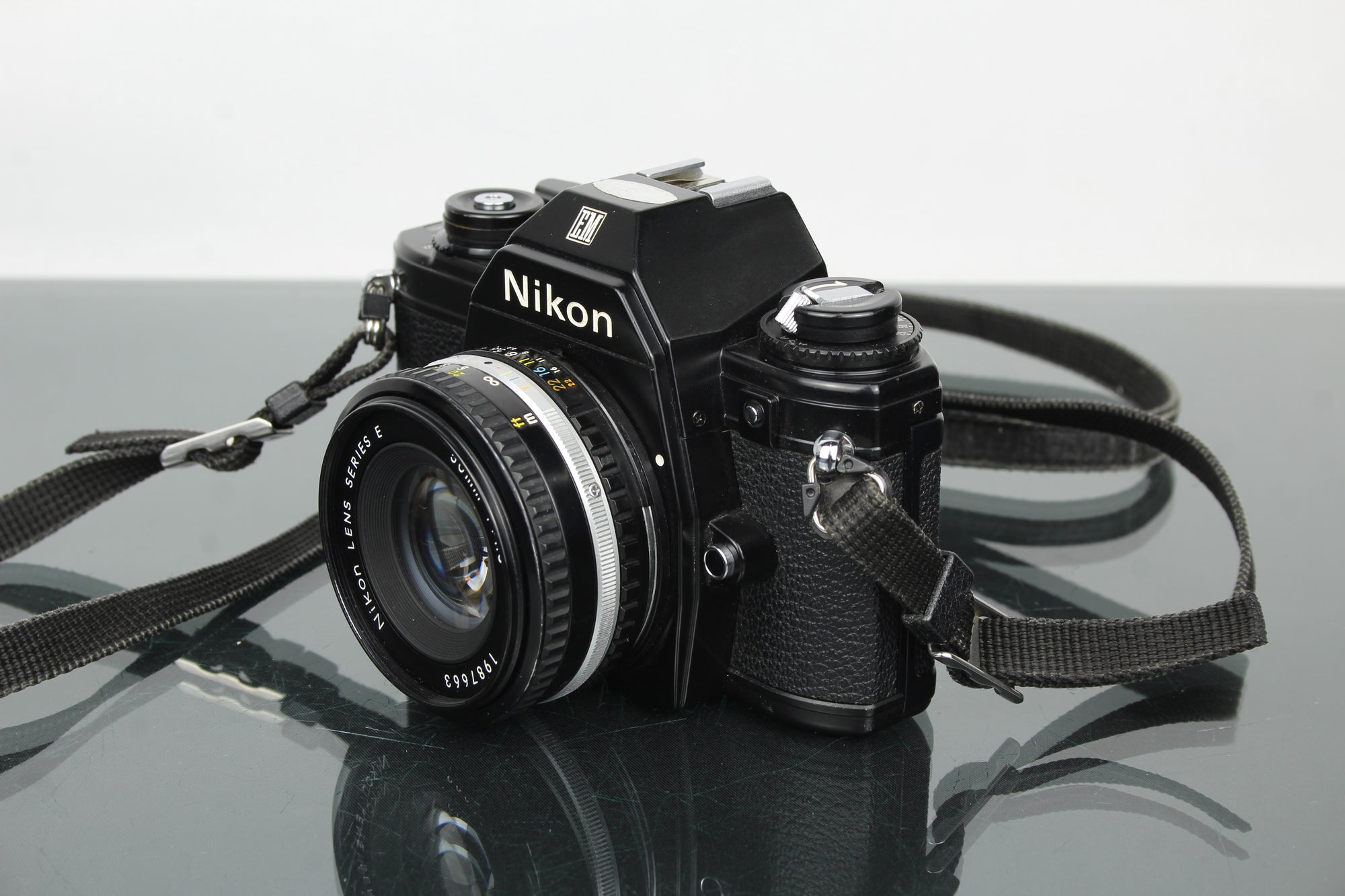 Nikon EM + 50mm 1:1.8 Sraith E lionsa