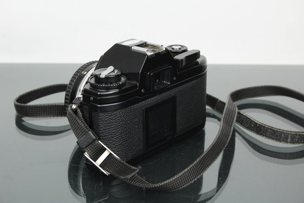 Nikon EM + 50mm 1:1.8 Sraith E lionsa