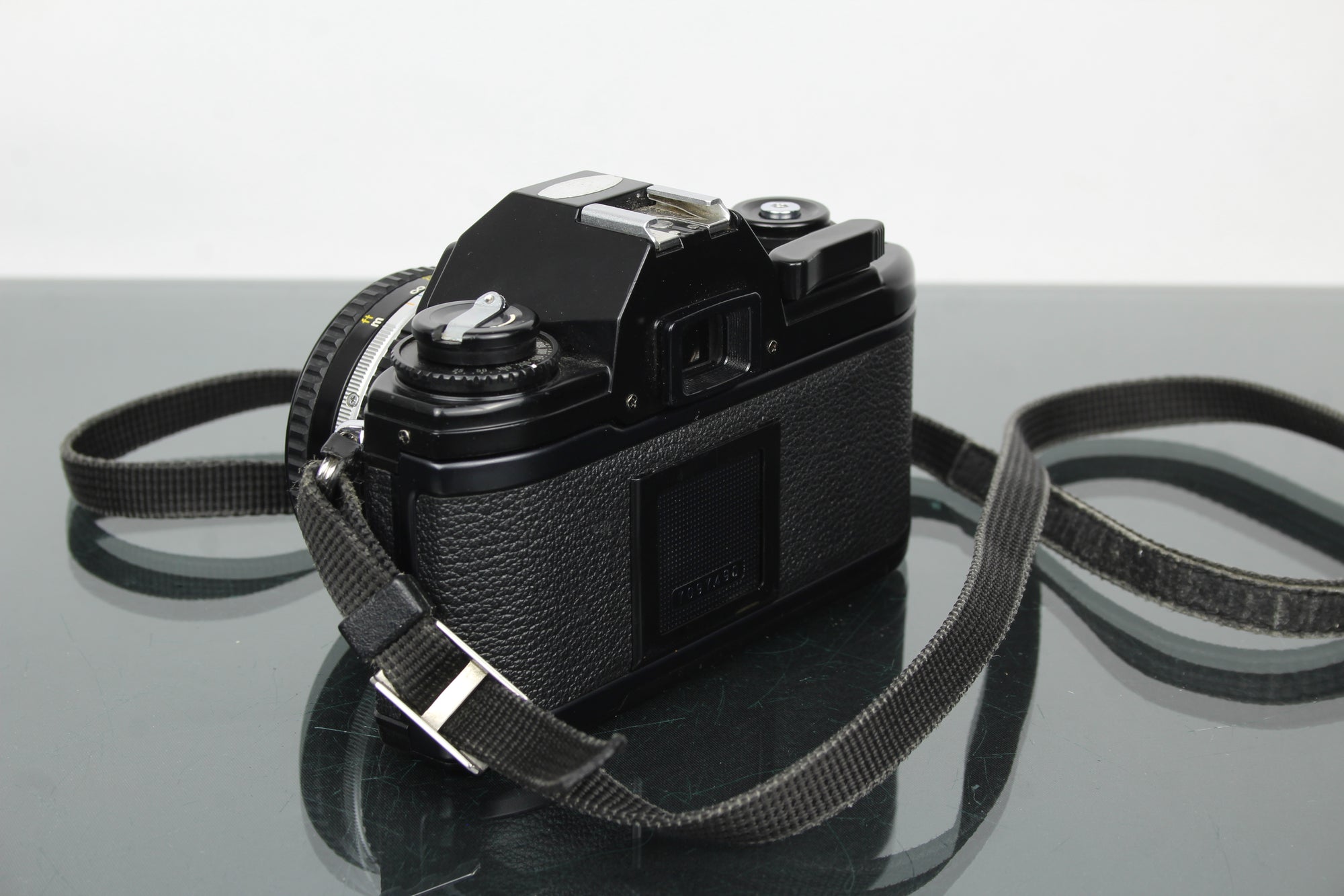Nikon EM + 50mm 1:1.8 Sraith E lionsa