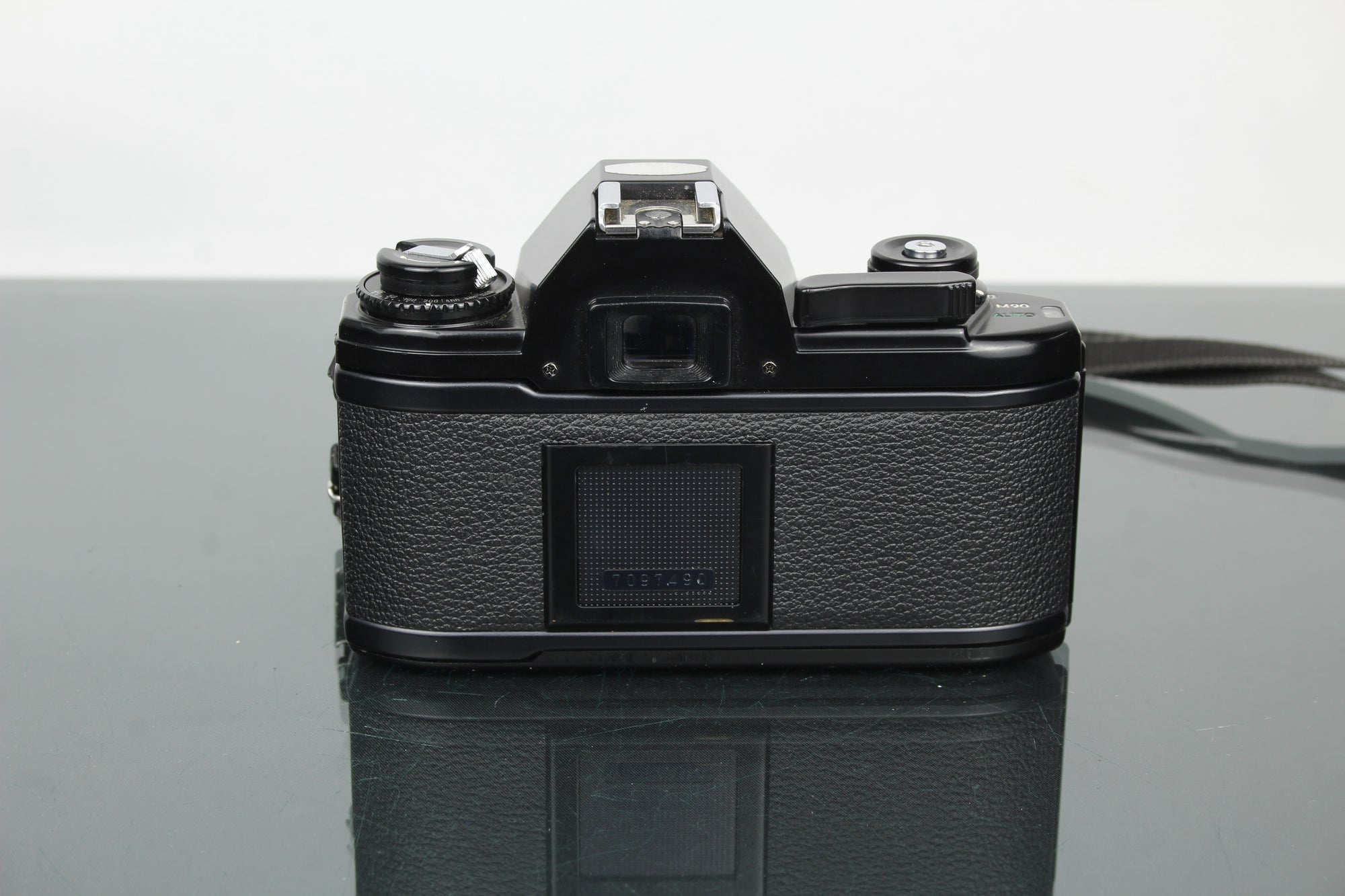 Nikon EM + 50mm 1:1.8 Sraith E lionsa