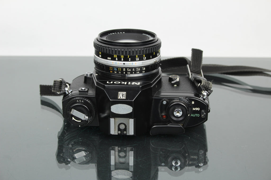 Nikon EM + 50mm 1:1.8 Sraith E lionsa