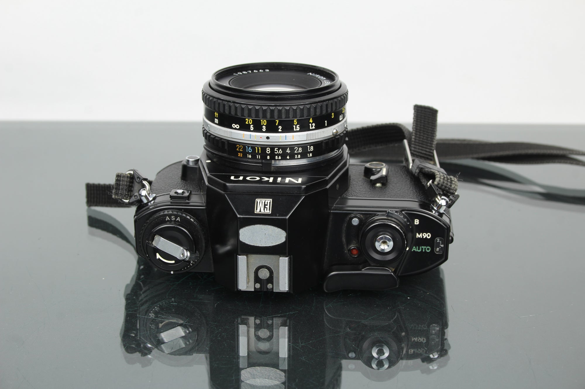 Nikon EM + 50mm 1:1.8 Sraith E lionsa