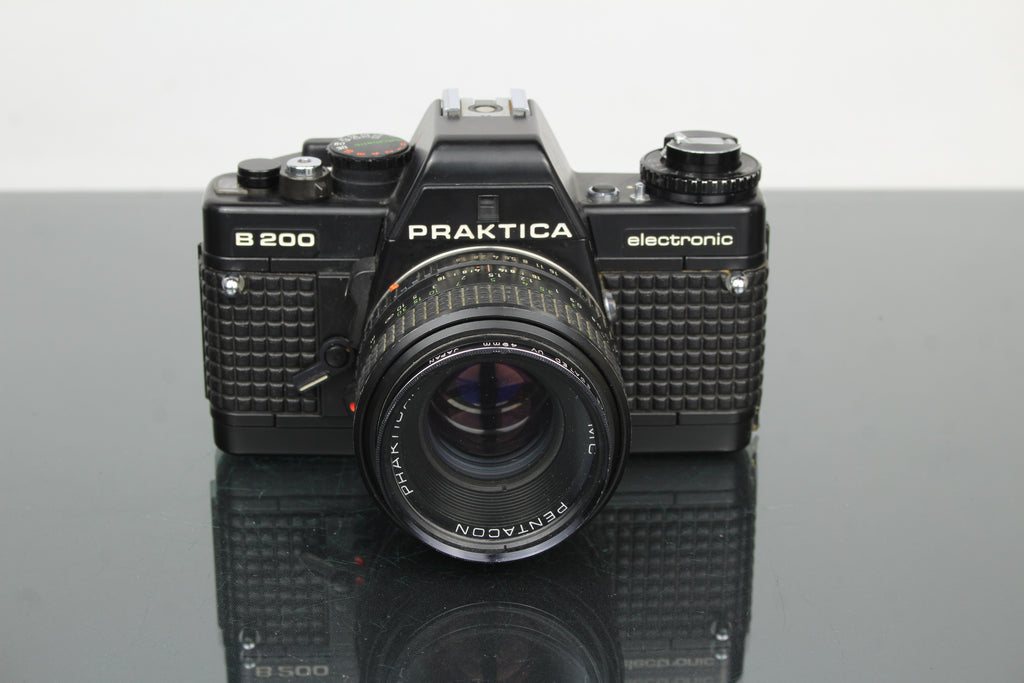 <tc>Praktica</tc> B200 leictreonach +  <tc>Praktica</tc>r 50mm 1.8 lionsa