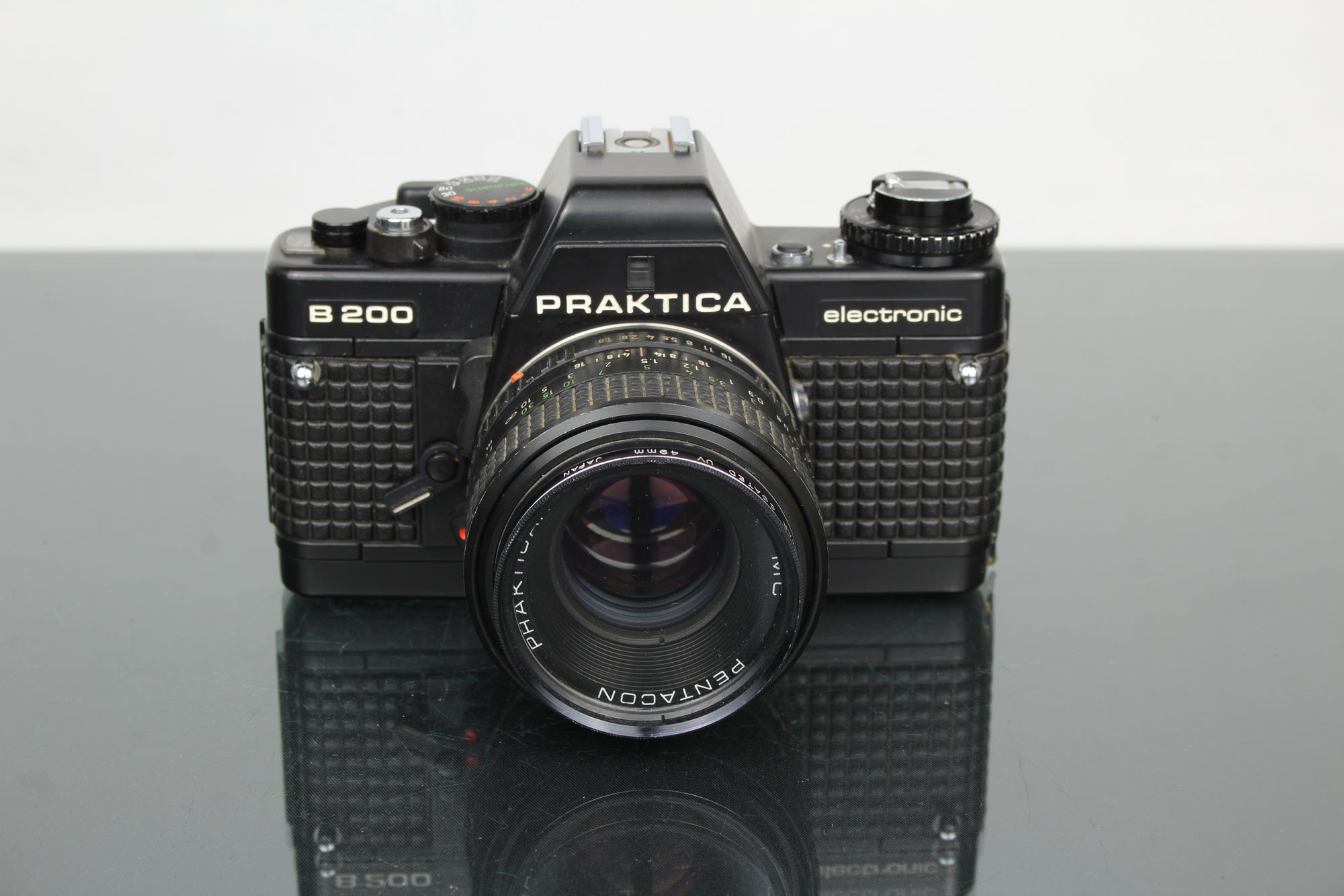 <tc>Praktica</tc> B200 leictreonach +  <tc>Praktica</tc>r 50mm 1.8 lionsa