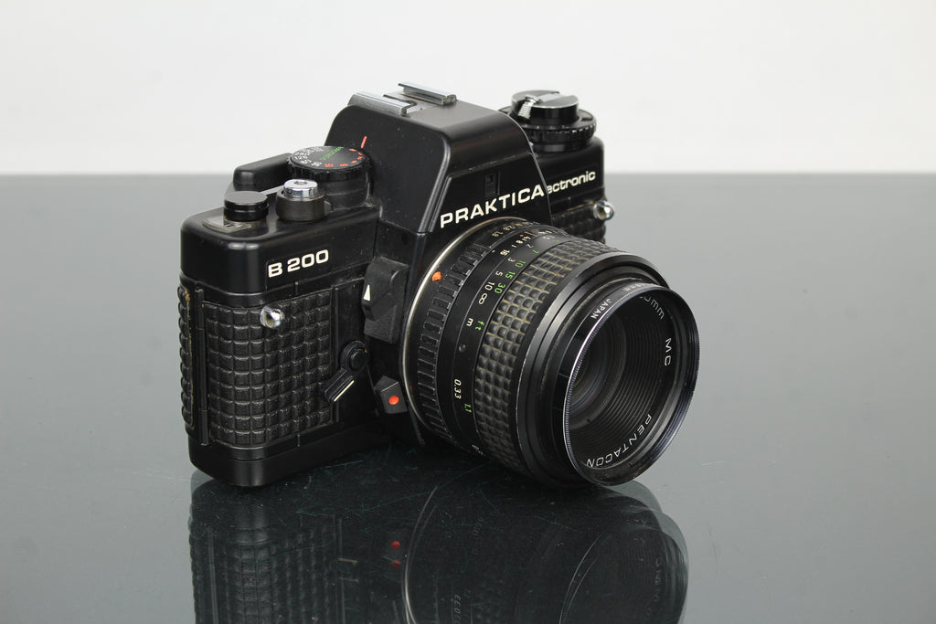 <tc>Praktica</tc> B200 leictreonach +  <tc>Praktica</tc>r 50mm 1.8 lionsa