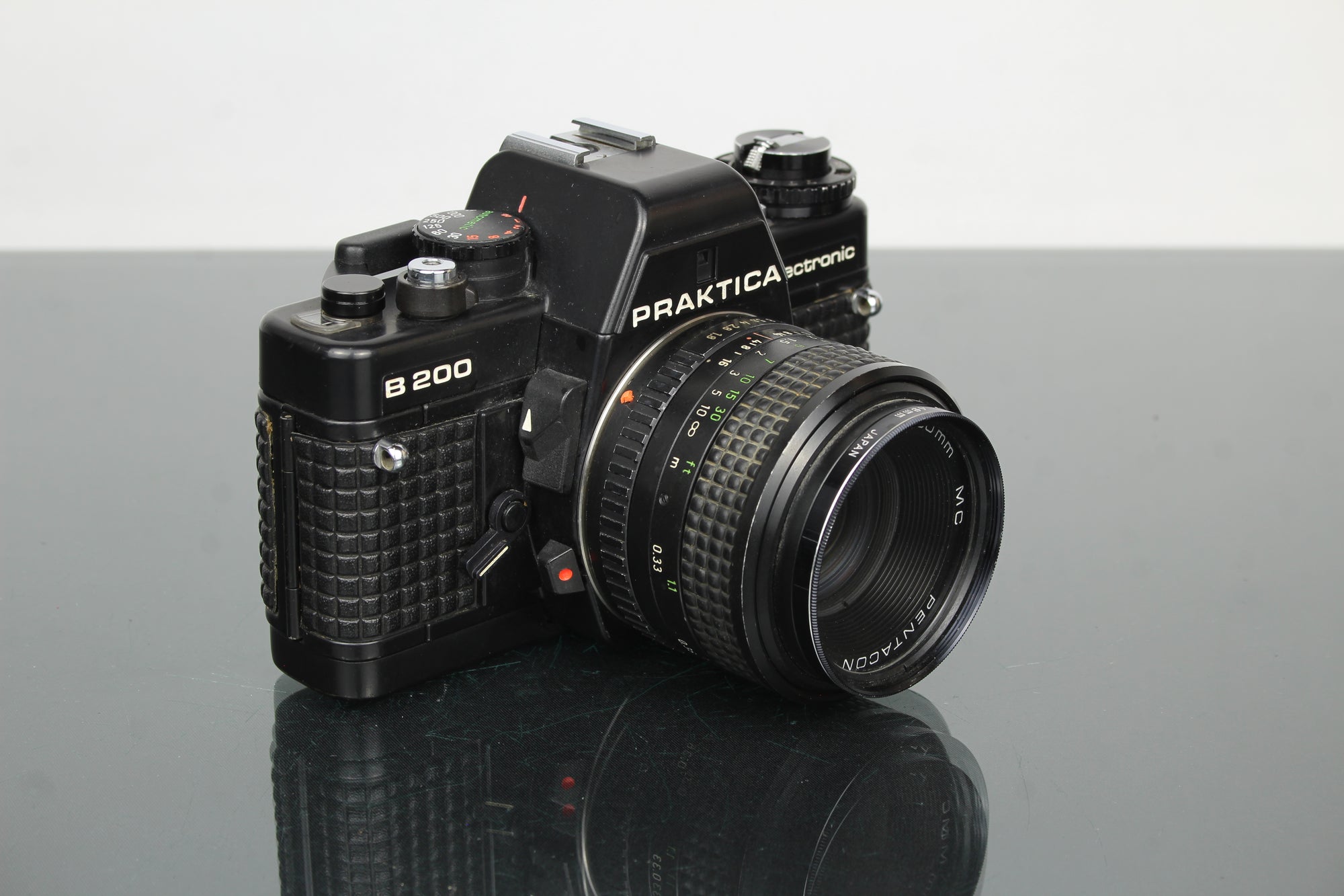 <tc>Praktica</tc> B200 leictreonach +  <tc>Praktica</tc>r 50mm 1.8 lionsa