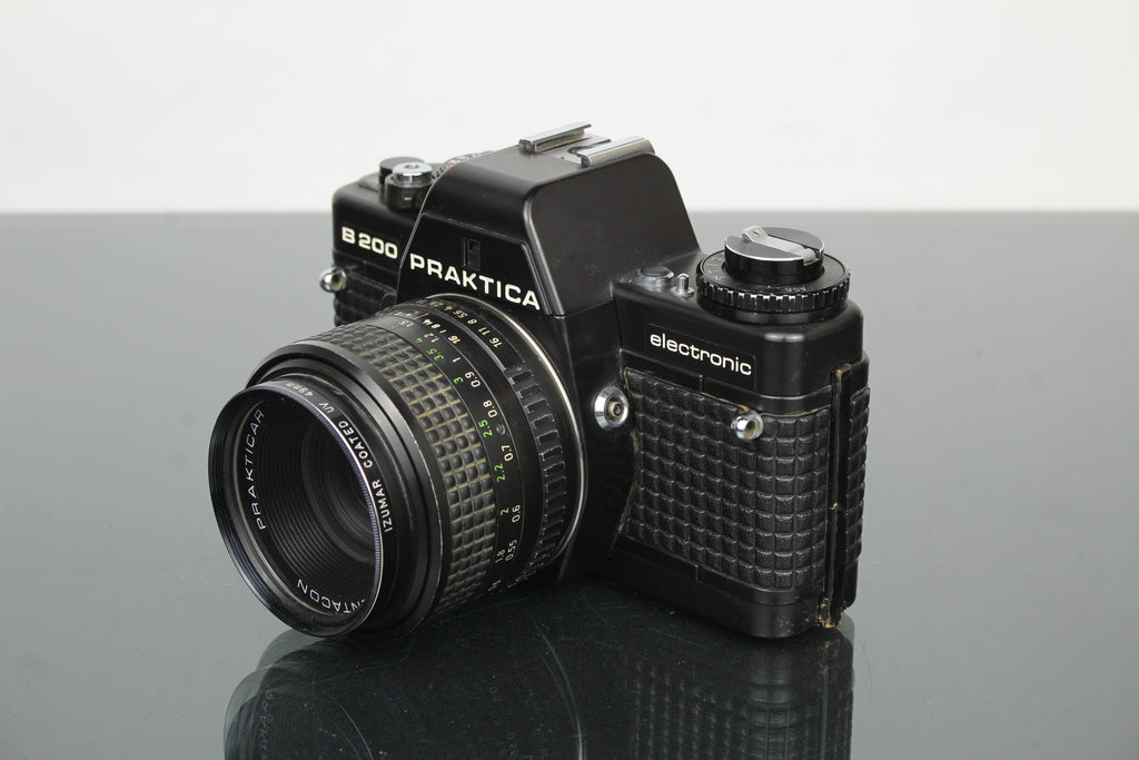 <tc>Praktica</tc> B200 leictreonach +  <tc>Praktica</tc>r 50mm 1.8 lionsa