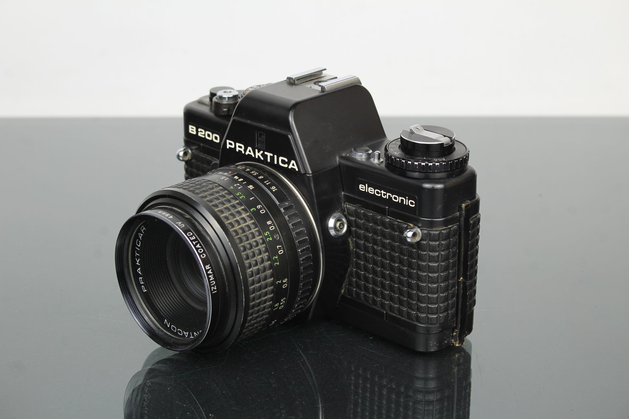 <tc>Praktica</tc> B200 leictreonach +  <tc>Praktica</tc>r 50mm 1.8 lionsa