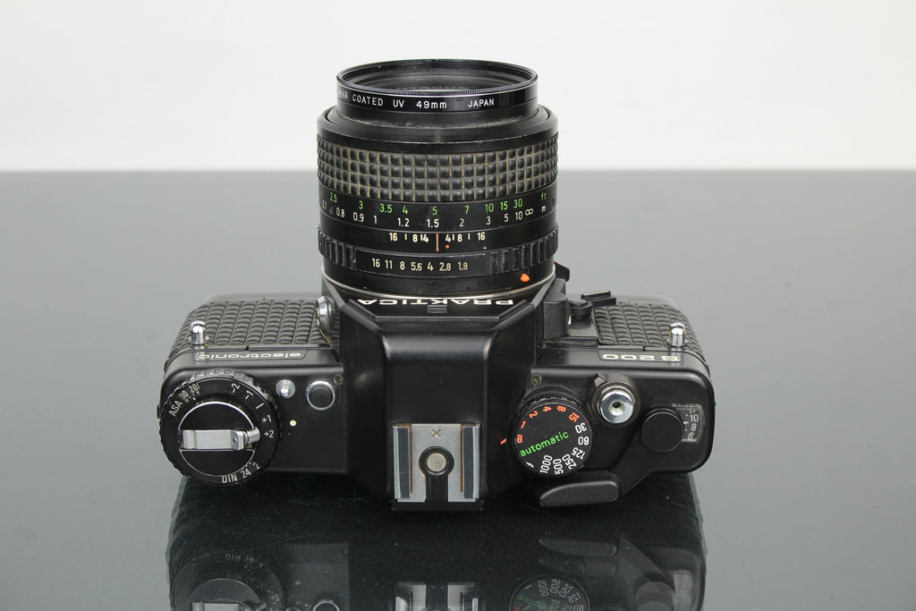 <tc>Praktica</tc> B200 leictreonach +  <tc>Praktica</tc>r 50mm 1.8 lionsa