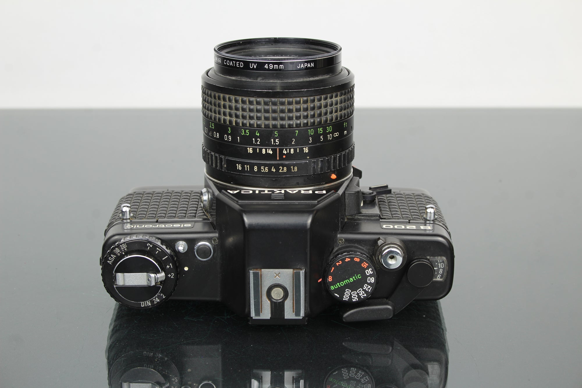 <tc>Praktica</tc> B200 leictreonach +  <tc>Praktica</tc>r 50mm 1.8 lionsa