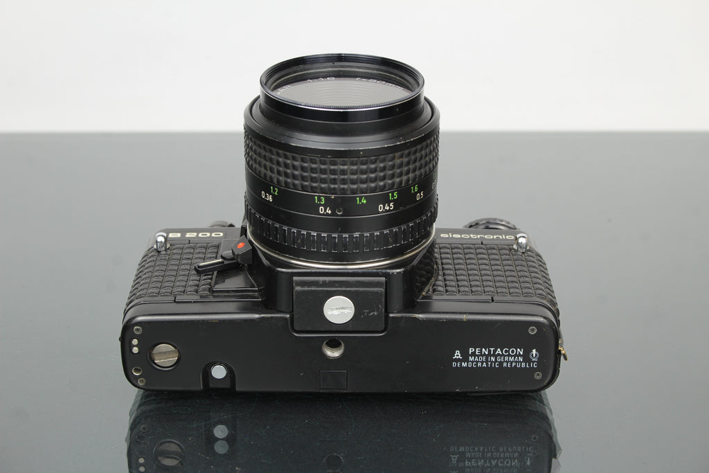 <tc>Praktica</tc> B200 leictreonach +  <tc>Praktica</tc>r 50mm 1.8 lionsa