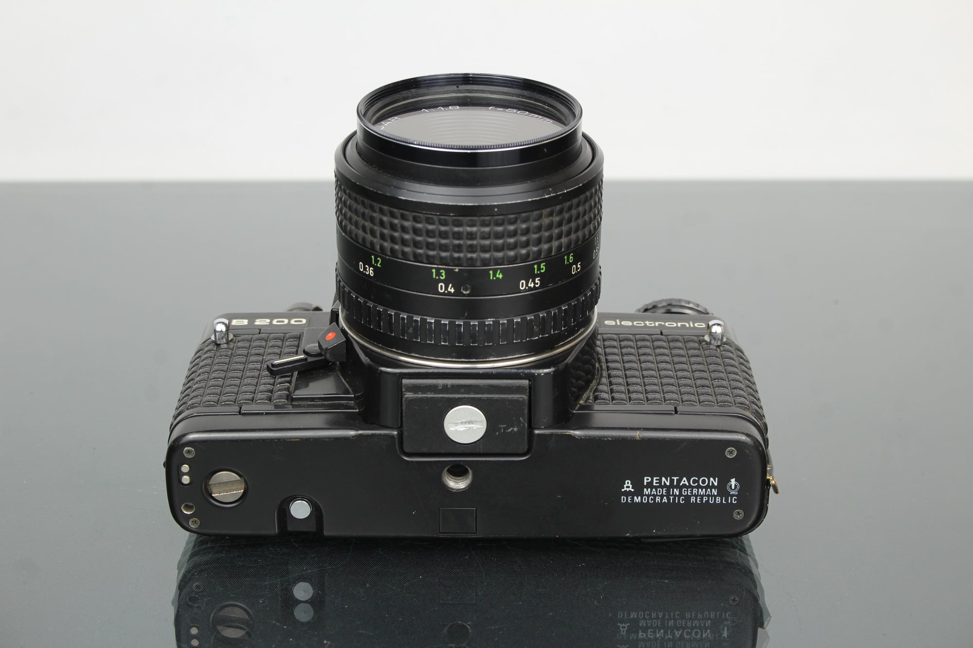 <tc>Praktica</tc> B200 leictreonach +  <tc>Praktica</tc>r 50mm 1.8 lionsa