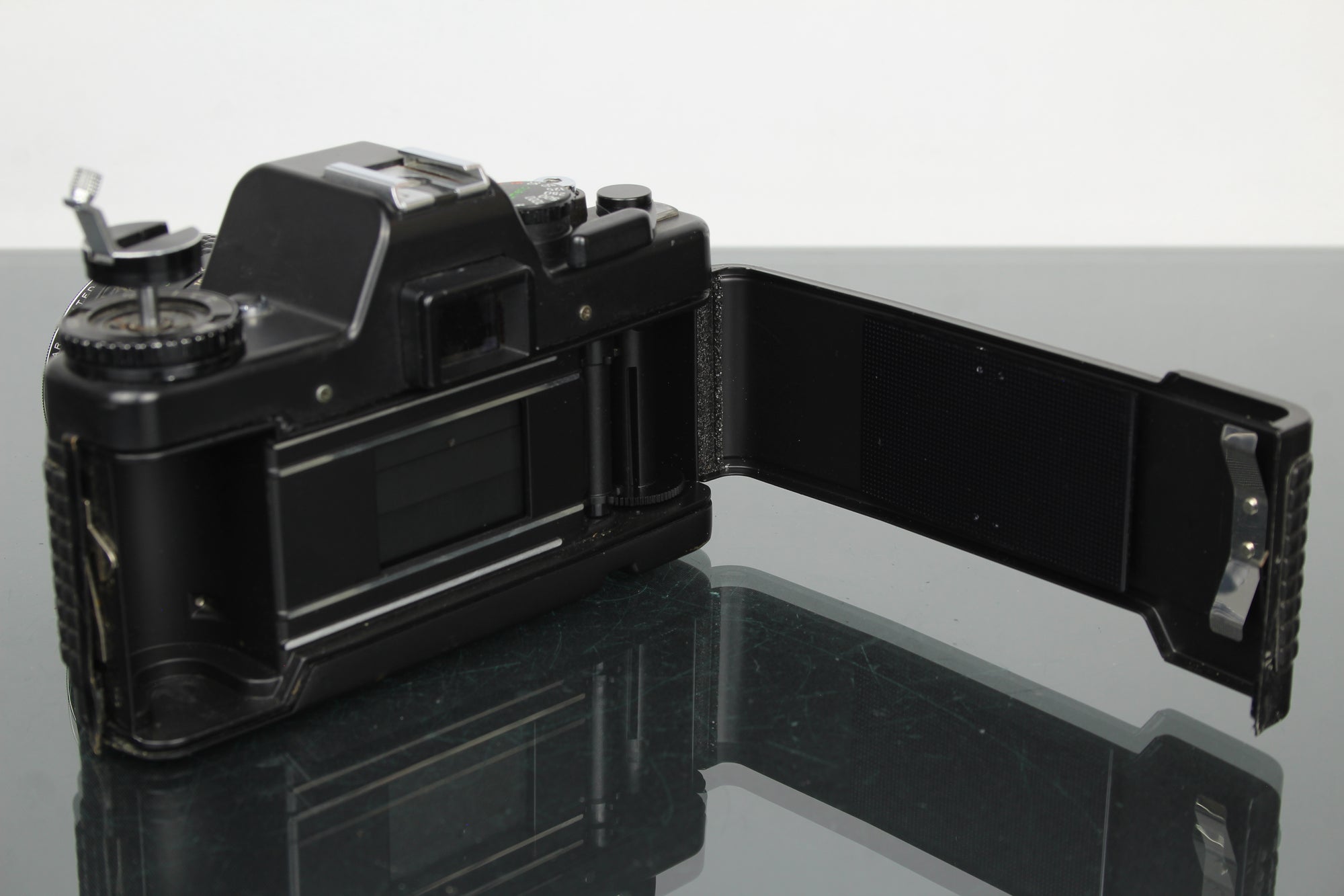 <tc>Praktica</tc> B200 leictreonach +  <tc>Praktica</tc>r 50mm 1.8 lionsa