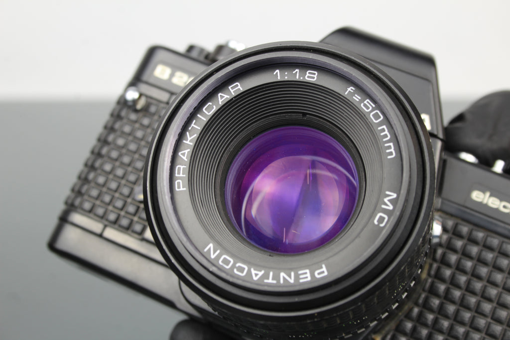 <tc>Praktica</tc> B200 leictreonach +  <tc>Praktica</tc>r 50mm 1.8 lionsa