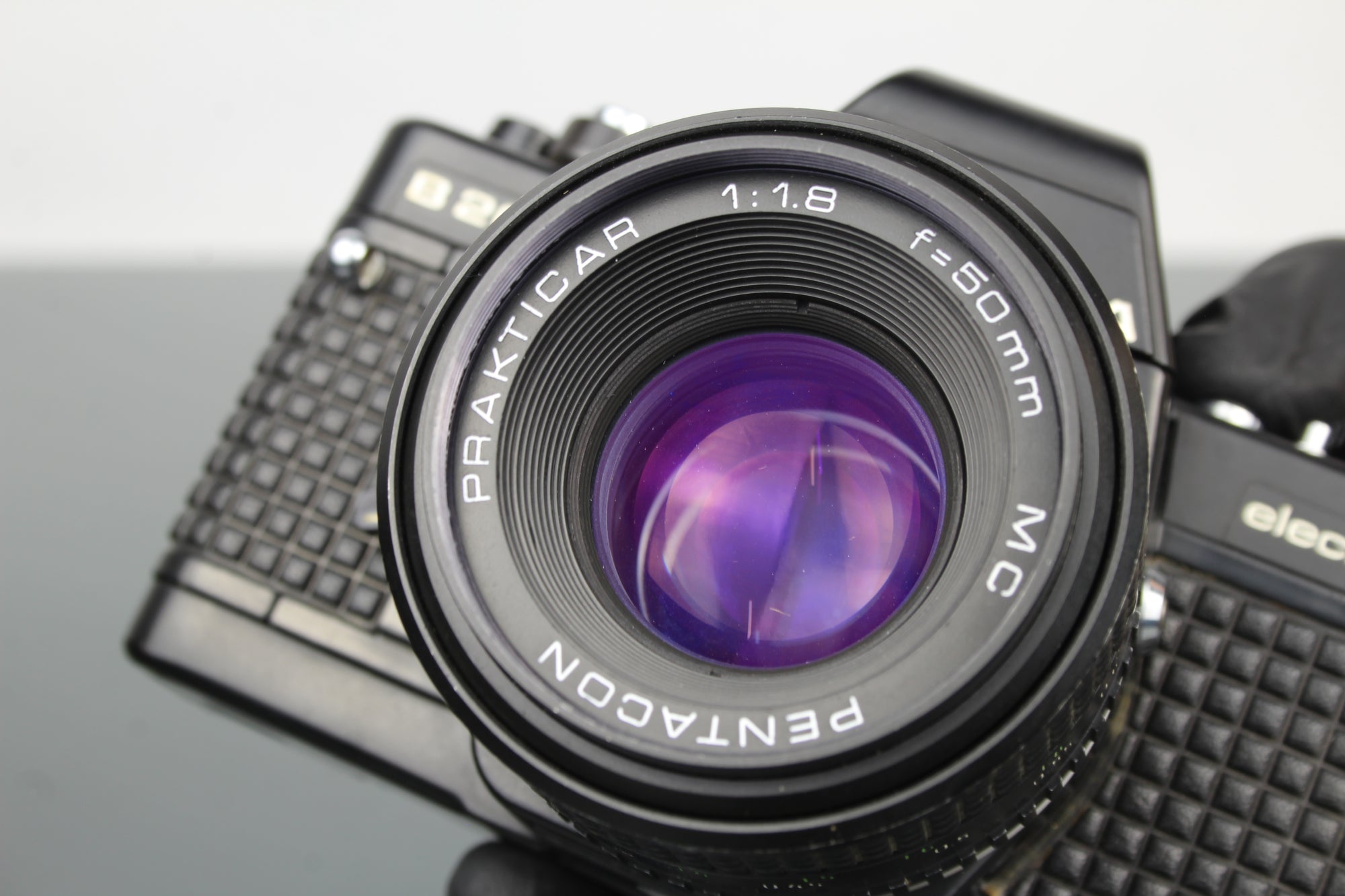 <tc>Praktica</tc> B200 leictreonach +  <tc>Praktica</tc>r 50mm 1.8 lionsa