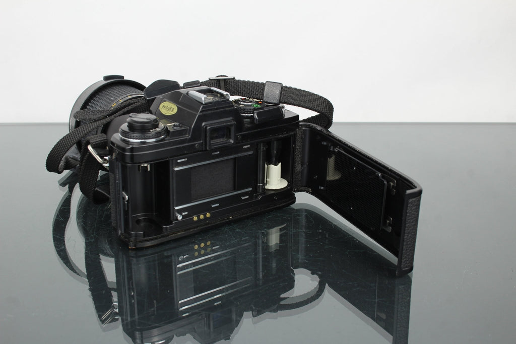 Minolta X - 700 + Minolta MD Zoom 28 - 85mm 1:3.5 - 4.5 - Dutch|Thrift