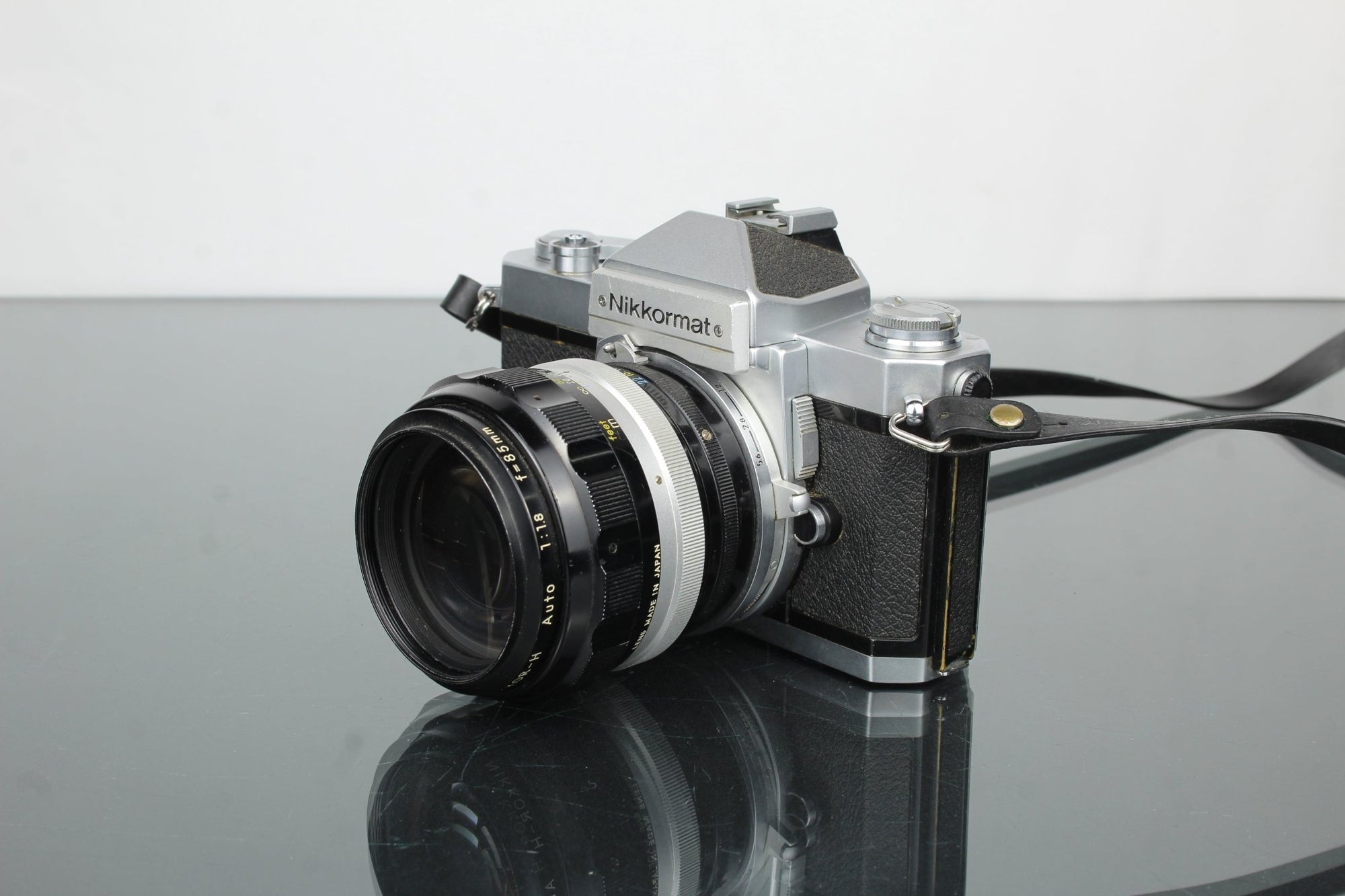 Nikkormat + Nikkor - H Auto 1:1.8 f=85mm - Dutch|Thrift