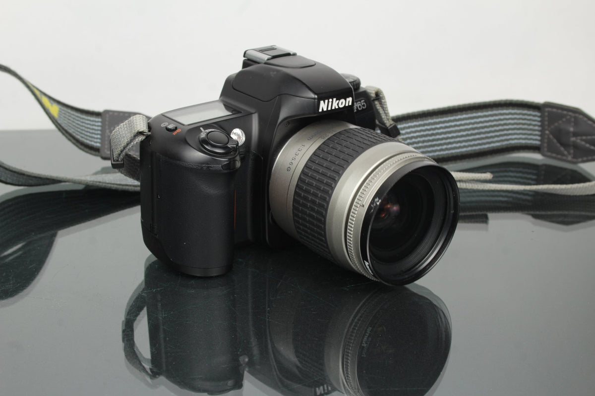 Nikon F65 + Nikon AF Nikkor 28 - 80mm 1:3.3 - 5.6G - Dutch|Thrift
