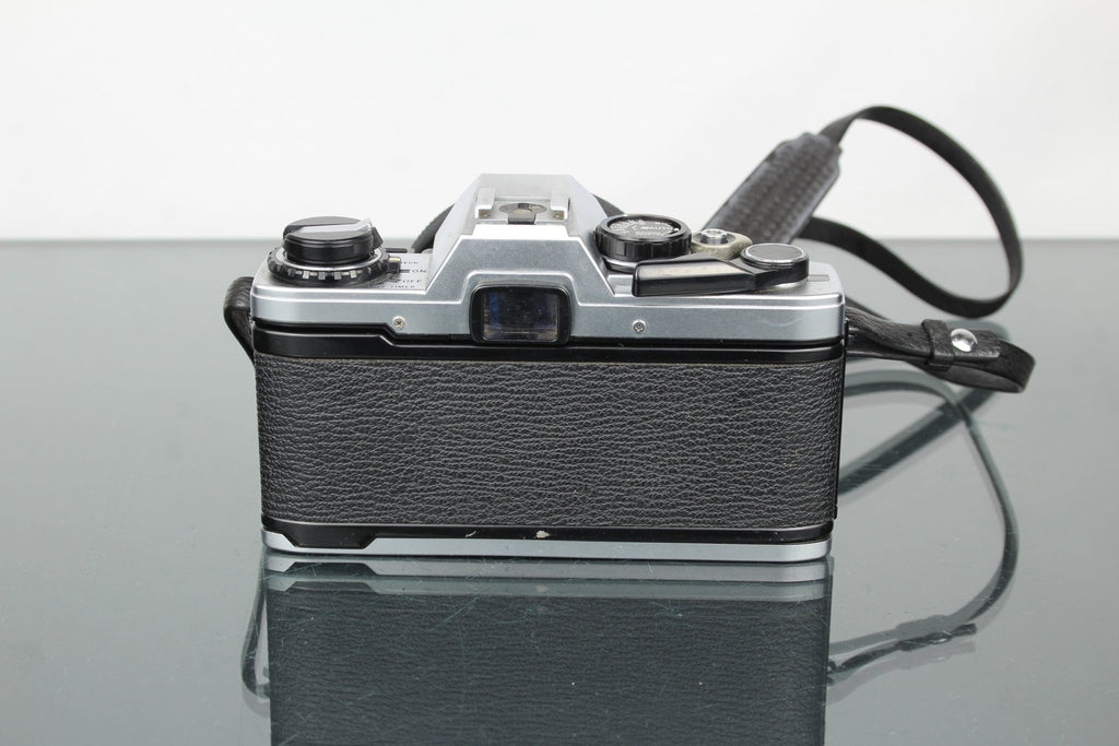Olympus OM 10 + Olympus OM 50mm 1:1.8 - Dutch|Thrift