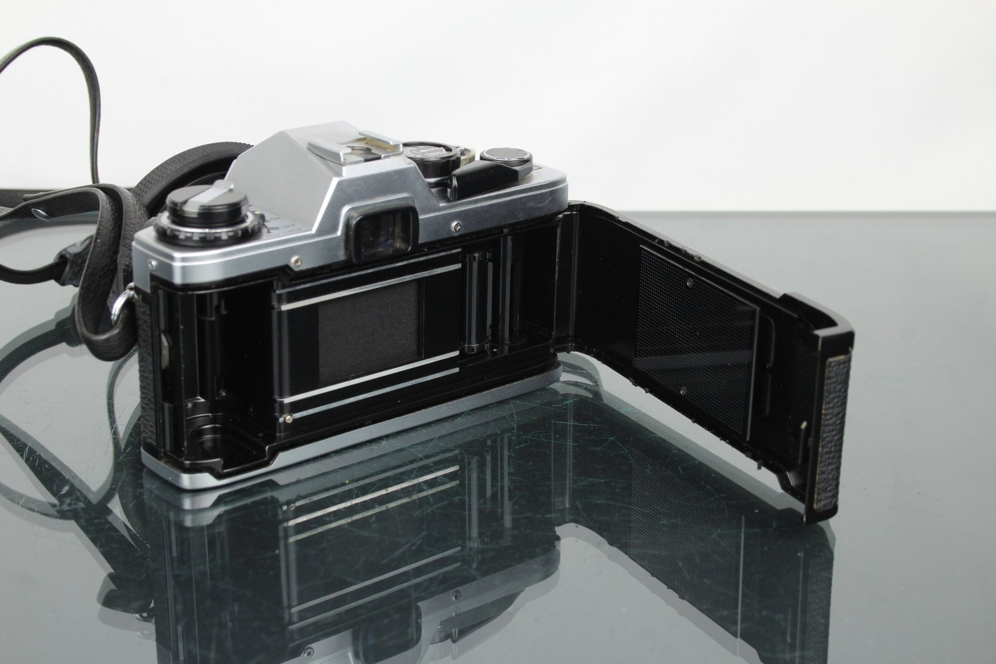 Olympus OM 10 + Olympus OM 50mm 1:1.8 - Dutch|Thrift