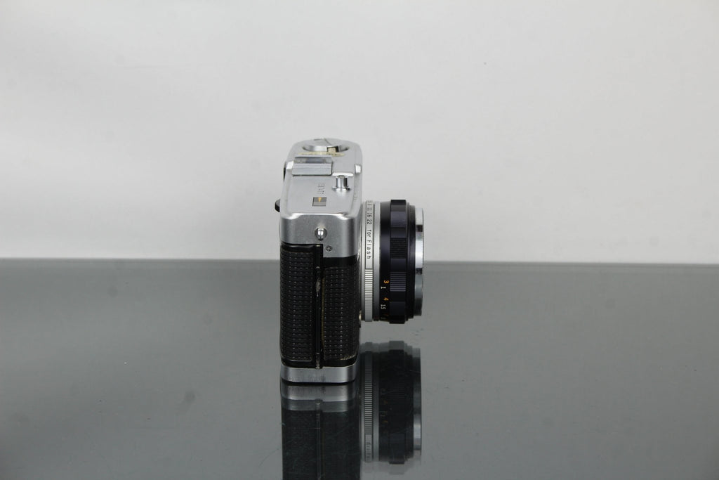 Olympus Trip 35 - Dutch|Thrift